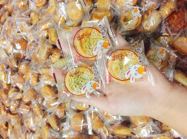 Bánh trung thu 2.000 đồng/chiếc, kho hàng chục tấn toàn in chữ Tàu Banh trung thu 2.000 dong/chiec, kho hang chuc tan toan in chu Tau