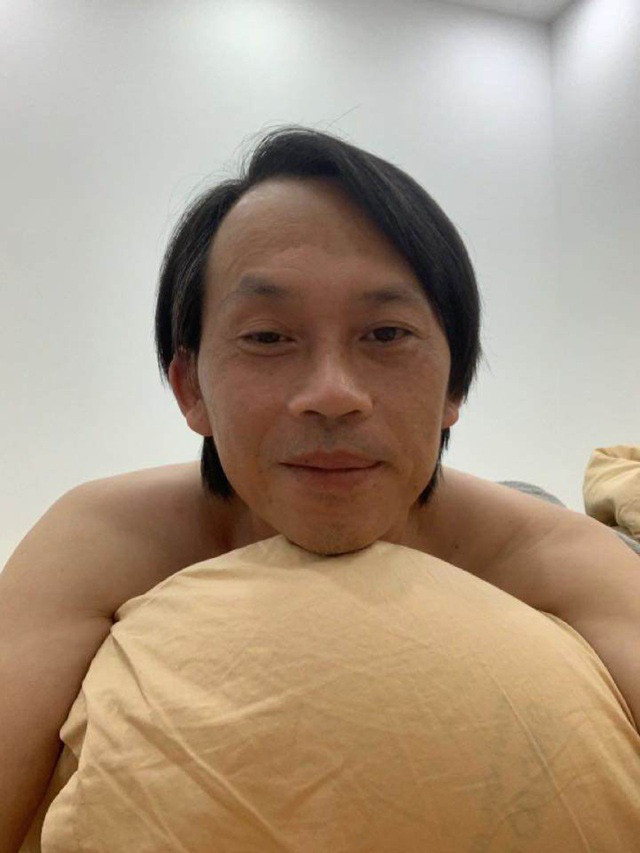 Hoài Linh khoe da mặt không tì vết, dân mạng tưởng vừa đi tắm trắng về Hoai Linh khoe da mat khong ti vet, dan mang tuong vua di tam trang ve
