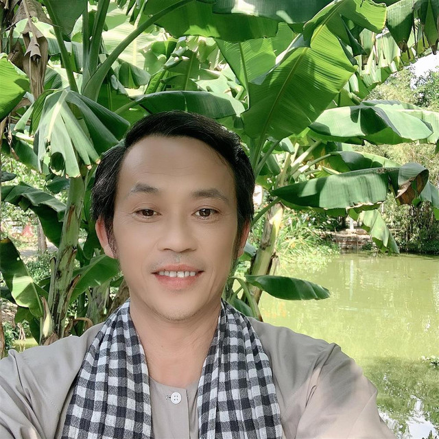 Hoài Linh khoe da mặt không tì vết, dân mạng tưởng vừa đi tắm trắng về - Hình 3 Hoai Linh khoe da mat khong ti vet, dan mang tuong vua di tam trang ve-Hinh-3
