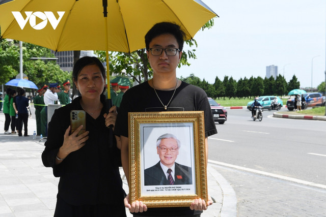 Tổng Bí thư Nguyễn Phú Trọng về với đất mẹ - Hình 38 Tong Bi thu Nguyen Phu Trong ve voi dat me-Hinh-38