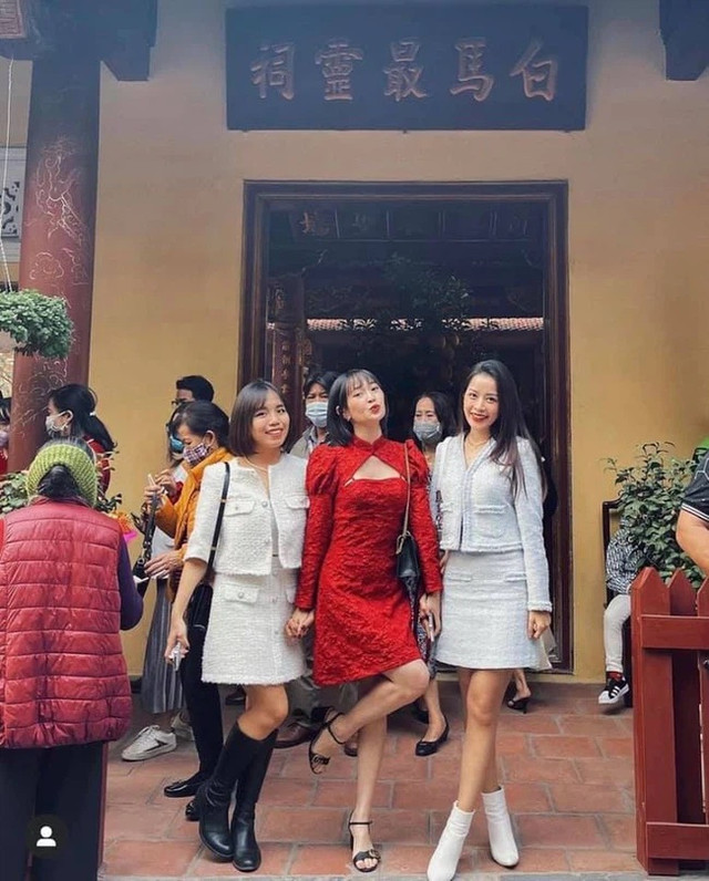 Chi Pu bị chỉ trích khi đi chùa đầu năm mới nhưng lại diện váy ngắn Chi Pu bi chi trich khi di chua dau nam moi nhung lai dien vay ngan