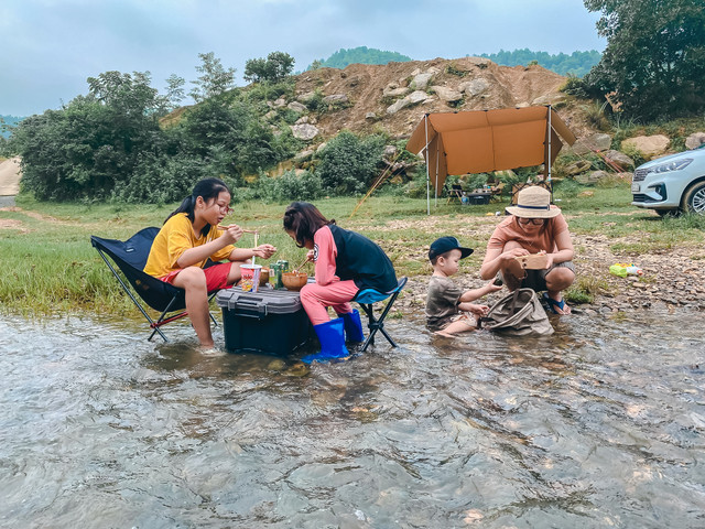 Bố Hà Nội dựng lều, 'xây' bể bơi làm tour du lịch “nóc nhà” cho con - Hình 2 Bo Ha Noi dung leu, 'xay' be boi lam tour du lich “noc nha” cho con-Hinh-2