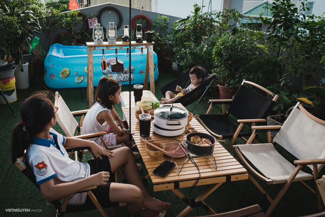 Bố Hà Nội dựng lều, 'xây' bể bơi làm tour du lịch “nóc nhà” cho con - Hình 4 Bo Ha Noi dung leu, 'xay' be boi lam tour du lich “noc nha” cho con-Hinh-4