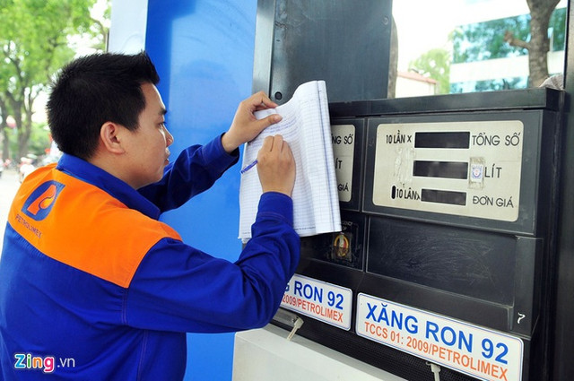 Vì sao giá xăng nhập hạ 50%, Việt Nam chỉ giảm 4.200 đồng/lít? - Hình 2 Vi sao gia xang nhap ha 50%, Viet Nam chi giam 4.200 dong/lit?-Hinh-2