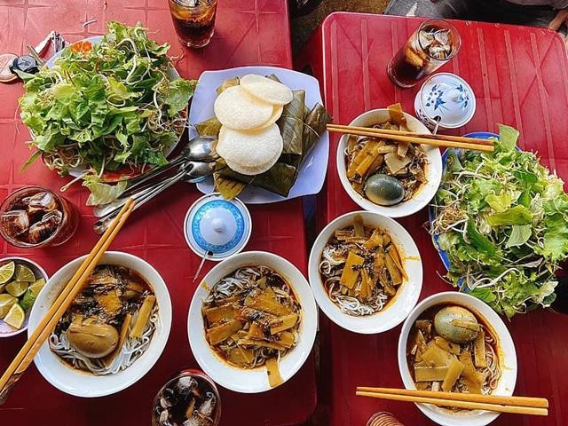 Món bún nổi tiếng nước dùng đen sệt, bốc mùi thum thủm ở Gia Lai - Hình 3 Mon bun noi tieng nuoc dung den set, boc mui thum thum o Gia Lai-Hinh-3