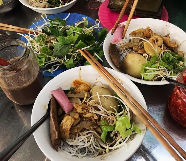 Món bún nổi tiếng nước dùng đen sệt, bốc mùi thum thủm ở Gia Lai Mon bun noi tieng nuoc dung den set, boc mui thum thum o Gia Lai