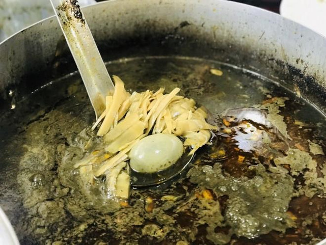Món bún nổi tiếng nước dùng đen sệt, bốc mùi thum thủm ở Gia Lai - Hình 2 Mon bun noi tieng nuoc dung den set, boc mui thum thum o Gia Lai-Hinh-2