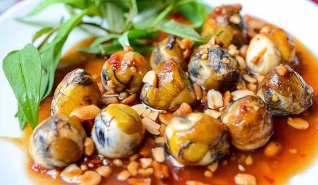 Khách Tây mê mẩn món ăn cực 'dị' ở Việt Nam - Hình 4 Khach Tay me man mon an cuc 'di' o Viet Nam-Hinh-4