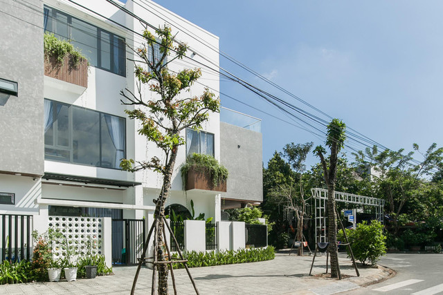 Nhà phố thiết kế hiện đại với không gian rợp cả trời xanh mát - Hình 4 Nha pho thiet ke hien dai voi khong gian rop ca troi xanh mat-Hinh-4
