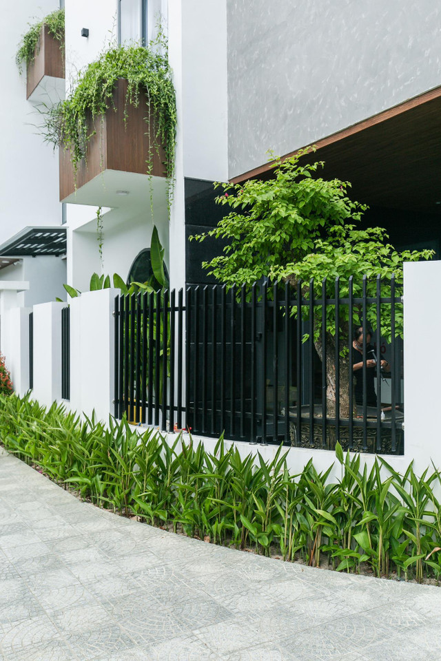 Nhà phố thiết kế hiện đại với không gian rợp cả trời xanh mát - Hình 9 Nha pho thiet ke hien dai voi khong gian rop ca troi xanh mat-Hinh-9