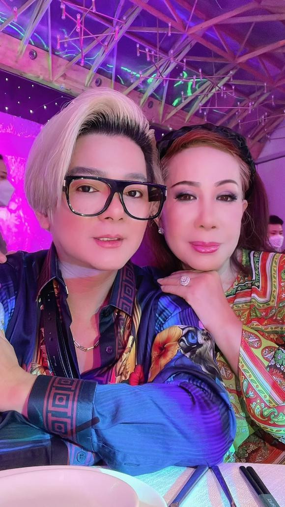 Vũ Hà lâu lắm mới đăng ảnh bên vợ, cặp đôi lệch tuổi Vbiz giờ thế nào? Vu Ha lau lam moi dang anh ben vo, cap doi lech tuoi Vbiz gio the nao?