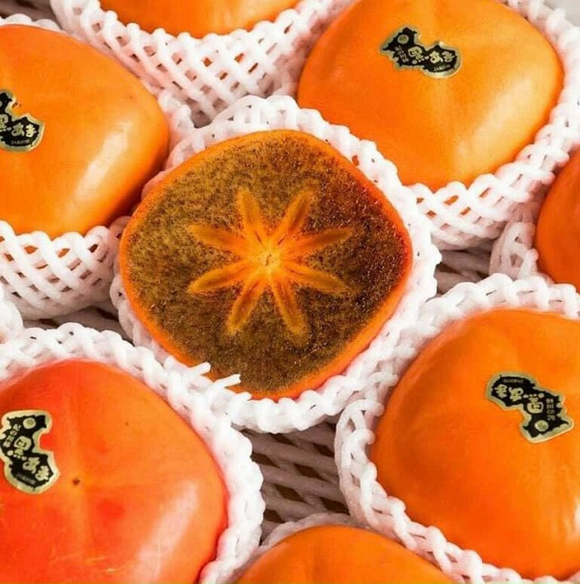 Hồng gì mà hơn 200.000 đồng 1 quả, dân Việt vẫn tấp nập hỏi mua? Hong gi ma hon 200.000 dong 1 qua, dan Viet van tap nap hoi mua?