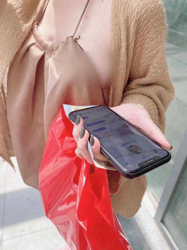 Shipper yêu cầu phải mặc áo ngực mới giao hàng? - Hình 2 Shipper yeu cau phai mac ao nguc moi giao hang?-Hinh-2