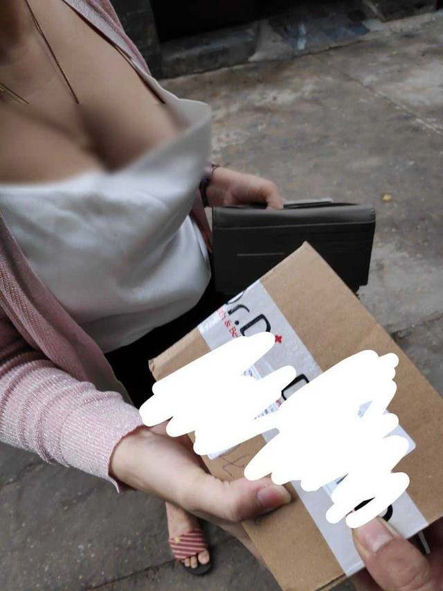 Shipper yêu cầu phải mặc áo ngực mới giao hàng? Shipper yeu cau phai mac ao nguc moi giao hang?