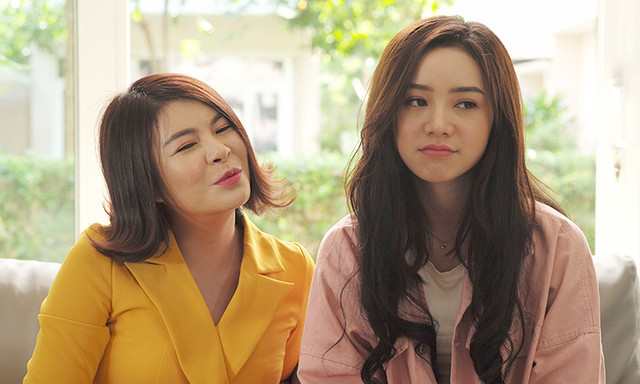 Quỳnh Kool run khi hất thẳng cốc nước vào mặt Kim Oanh - Hình 3 Quynh Kool run khi hat thang coc nuoc vao mat Kim Oanh-Hinh-3