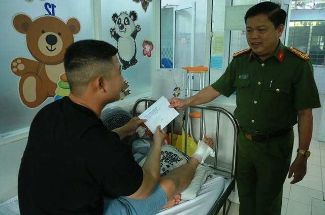 Trung úy cảnh sát đứt gân chân khi bắt kẻ bán ma túy - Hình 2 Trung uy canh sat dut gan chan khi bat ke ban ma tuy-Hinh-2