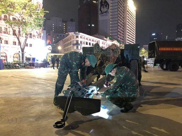 Bộ đội xuyên đêm triển khai trận địa pháo lễ cho ngày 30/4 - Hình 6 Bo doi xuyen dem trien khai tran dia phao le cho ngay 30/4-Hinh-6
