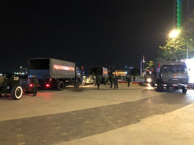 Bộ đội xuyên đêm triển khai trận địa pháo lễ cho ngày 30/4 - Hình 7 Bo doi xuyen dem trien khai tran dia phao le cho ngay 30/4-Hinh-7