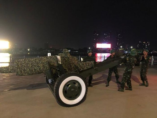 Bộ đội xuyên đêm triển khai trận địa pháo lễ cho ngày 30/4 - Hình 8 Bo doi xuyen dem trien khai tran dia phao le cho ngay 30/4-Hinh-8
