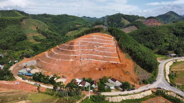 Chi 17 tỷ chống sạt lở cho 5 hộ dân Chi 17 ty chong sat lo cho 5 ho dan