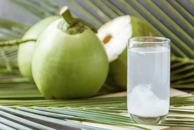 Uống nước dừa thay nước lọc mùa nắng nóng có được không? Uong nuoc dua thay nuoc loc mua nang nong co duoc khong?