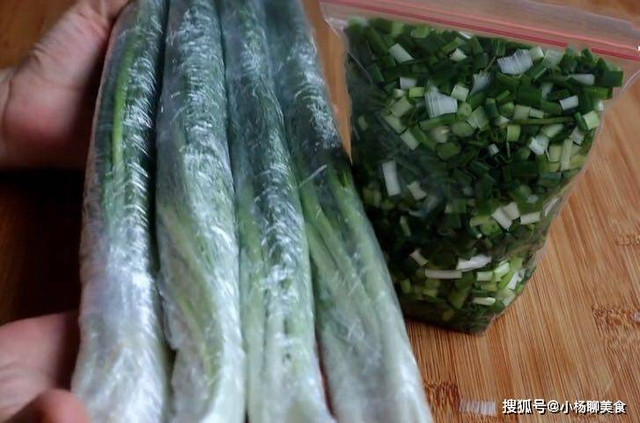 Hành lá khó bảo quản, lá úa vàng? Áp dụng 2 mẹo này, để cả tháng vẫn tươi - Hình 3 Hanh la kho bao quan, la ua vang? Ap dung 2 meo nay, de ca thang van tuoi-Hinh-3