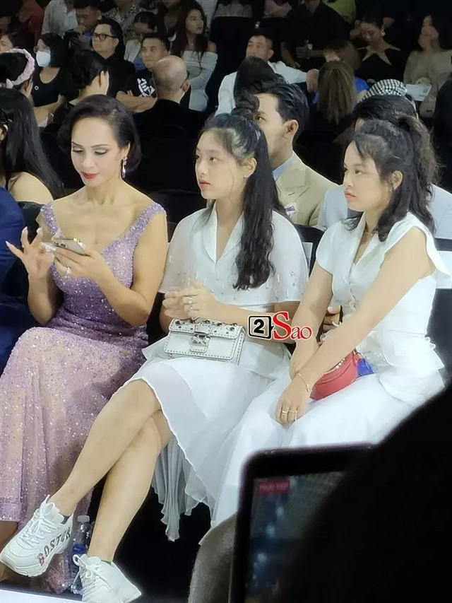 Thúy Hạnh 'tụt hạng nhan sắc' trước 2 ái nữ trổ mã xinh đẹp - Hình 2 Thuy Hanh 'tut hang nhan sac' truoc 2 ai nu tro ma xinh dep-Hinh-2