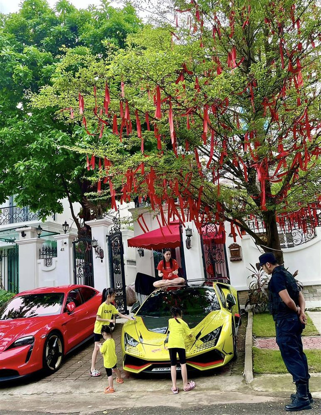 Vợ con thông đồng “phá” siêu xe bạc tỷ của đại gia Quốc Vũ - Hình 8 Vo con thong dong “pha” sieu xe bac ty cua dai gia Quoc Vu-Hinh-8