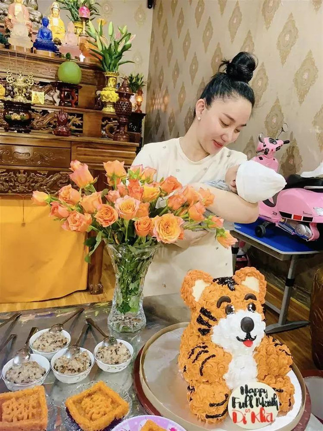 Vợ Lê Dương Bảo Lâm bán nước mía 5K, dám mua xế trả góp - Hình 4 Vo Le Duong Bao Lam ban nuoc mia 5K, dam mua xe tra gop-Hinh-4