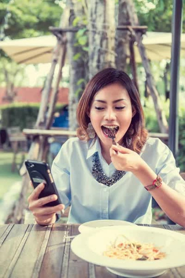 5 thói quen ăn trưa hại sức khỏe, nhất là vòng eo - Hình 2 5 thoi quen an trua hai suc khoe, nhat la vong eo-Hinh-2