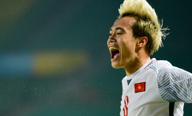 Video: Khoảnh khắc Văn Toàn ghi bàn thắng vàng đưa VN vào bán kết Asiad 2018