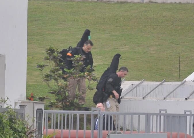 Soi balo vũ khí của lính bắn tỉa hộ tống Tổng thống Trump bảo vệ khách sạn Marriott