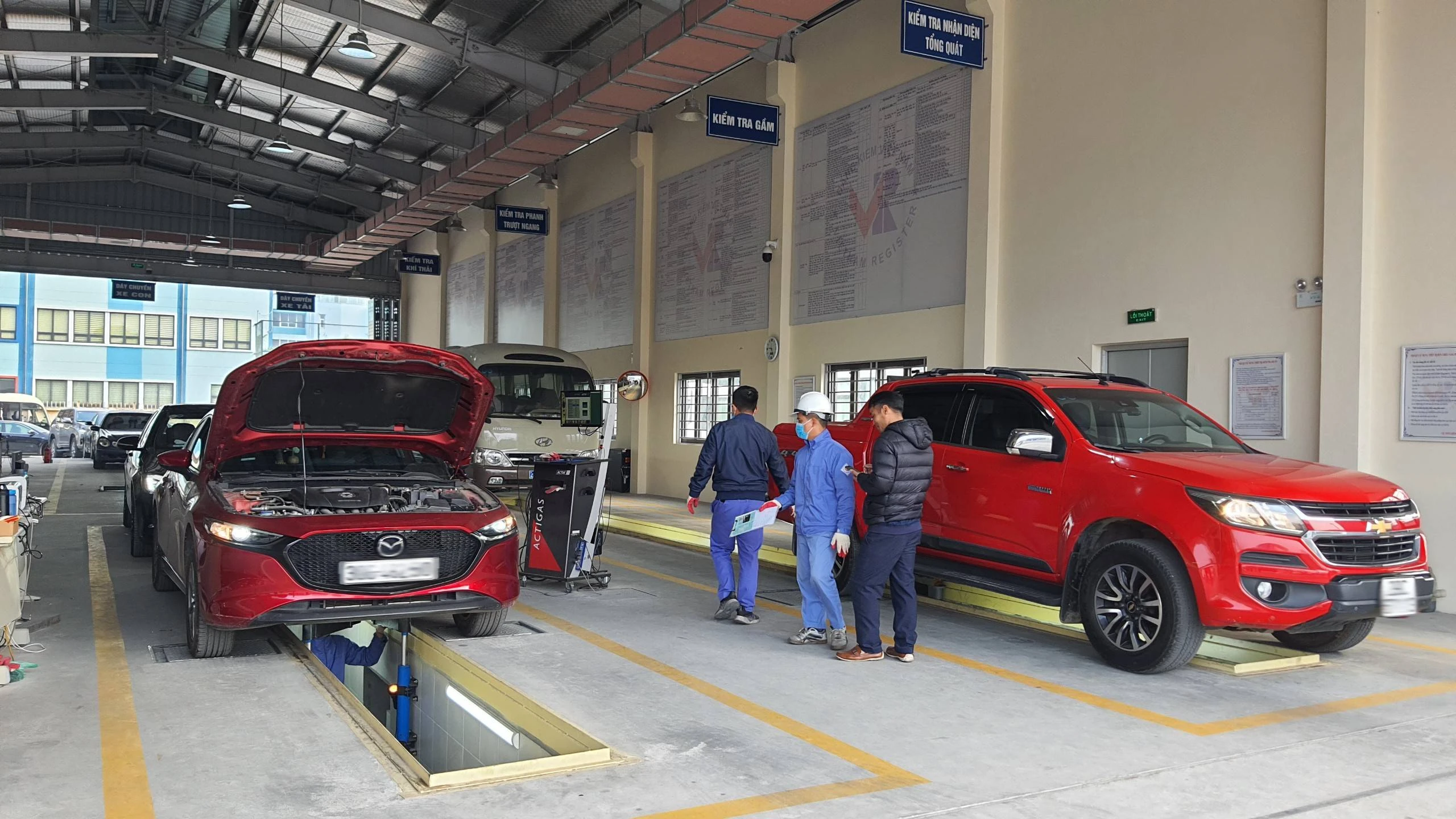 Hà Nội: Đăng kiểm viên tập trung cao độ, TTĐK gồng mình phục vụ người dân