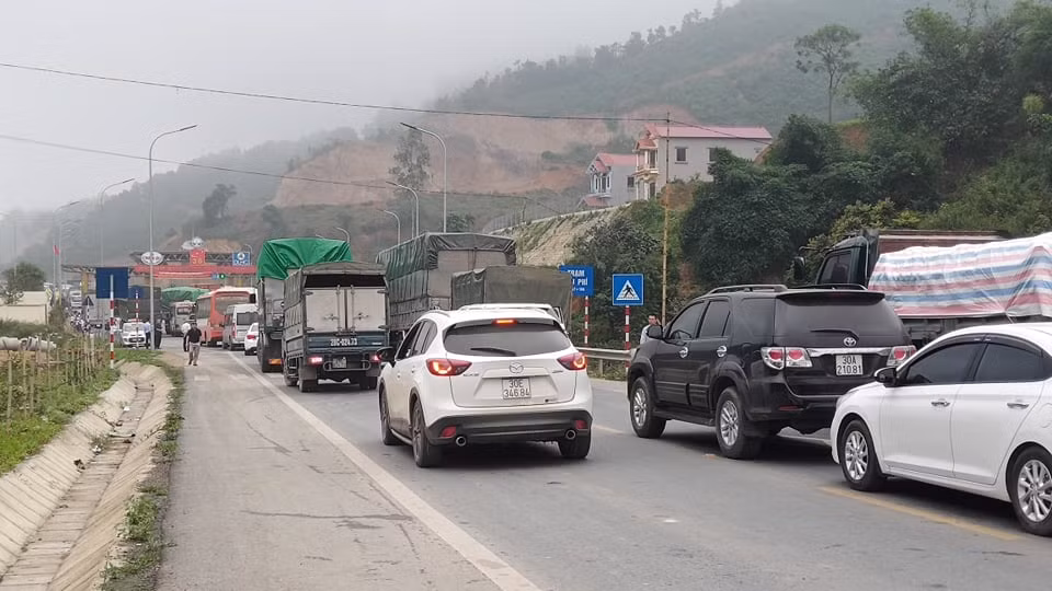 Dân phản đối BOT Hòa Lạc - Hòa Bình, tài xế "chôn chân" tại chỗ