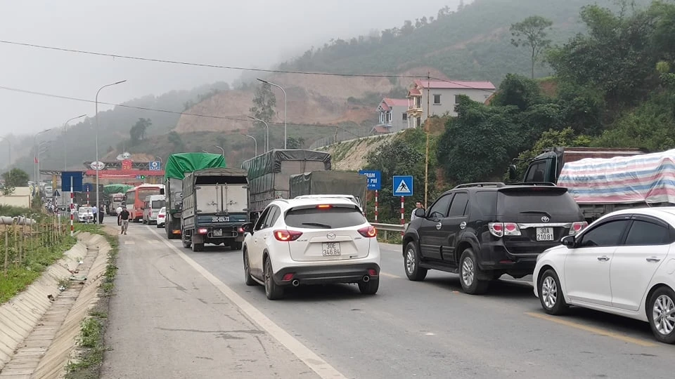 Dân phản đối BOT Hòa Lạc - Hòa Bình, tài xế "chôn chân" tại chỗ