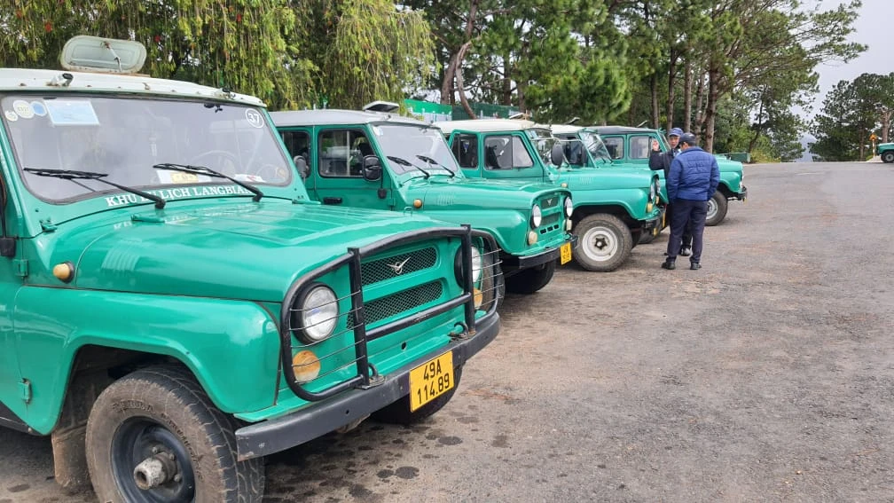 Sở đình chỉ, sao xe U-oát ở Langbiang vẫn oằn mình chở khách?