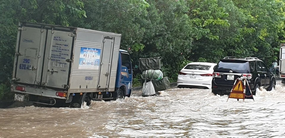 Hà Nội mưa lớn, đường lênh láng nước, Đại lộ Thăng Long ùn ứ