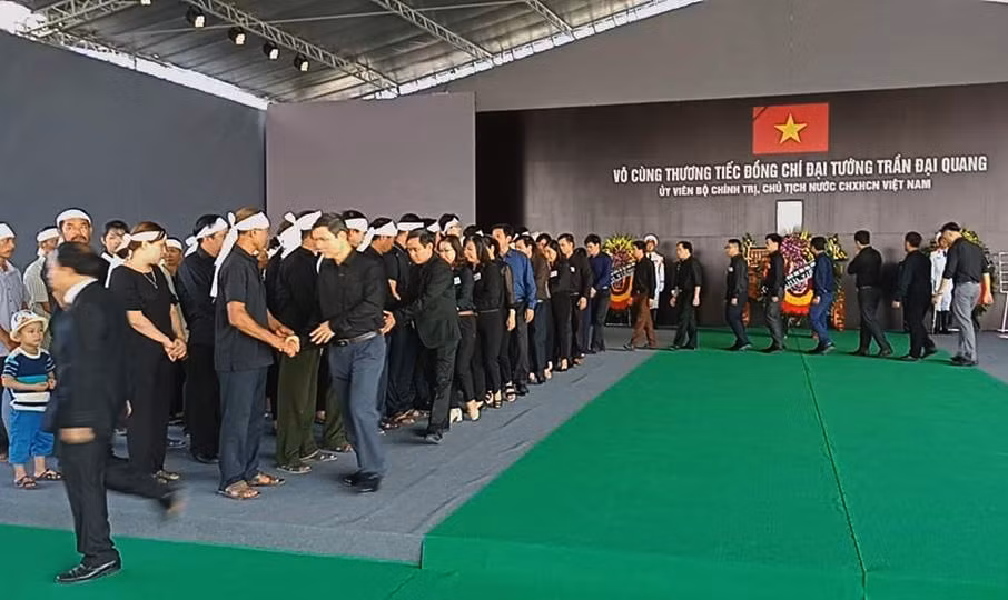 Ninh Bình: Người dân xếp hàng dài viếng Chủ tịch nước Trần Đại Quang