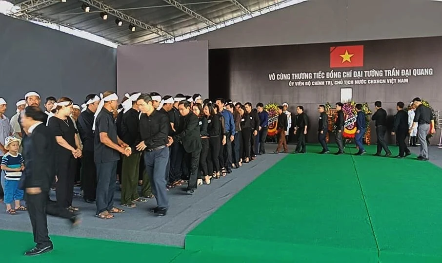 Ninh Bình: Người dân xếp hàng dài viếng Chủ tịch nước Trần Đại Quang