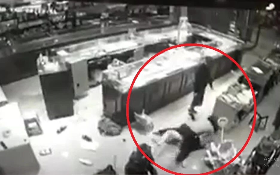 Video: 3 kẻ đi ô tô cướp tiệm vàng ở Sơn La