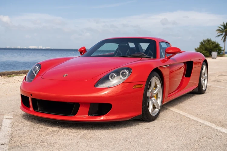 Porsche Boxster 25 năm tuổi "lột xác" siêu xe Carrera GT mới
