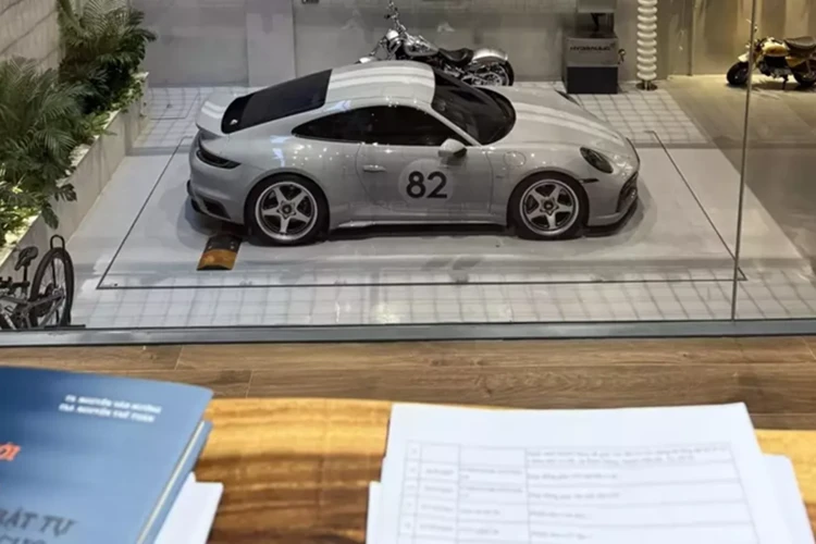 Ngắm góc làm việc triệu đô của tay chơi siêu xe Cường Đô la