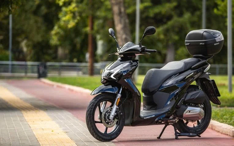 QJMotor SQ16 giá rẻ của Trung Quốc "nhái" Honda SH như xịn