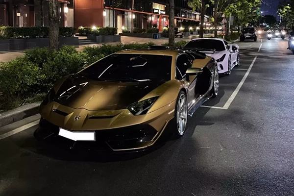 Lamborghini Aventador và Ferrari F8 Spider bạc tỷ tại TP.HCM