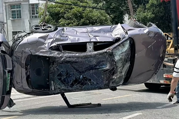 Xiaomi SU7 Max bị xe tải đè "xẹp lép" vẫn hoạt động