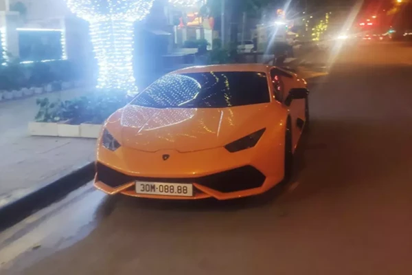Lamborghini Huracan gắn biển "tứ quý 8" gần 1 tỷ tại Hà Nội