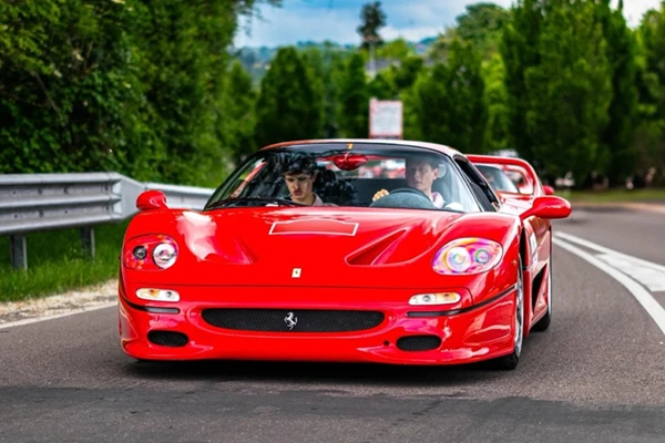 23 siêu xe Ferrari F50 30 năm tuổi du ngoạn tại Ý