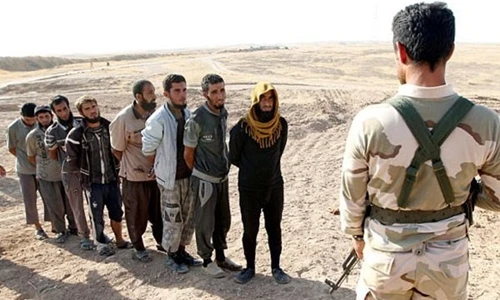 Hình ảnh hơn 1.000 phiến quân IS đầu hàng ở Hawija