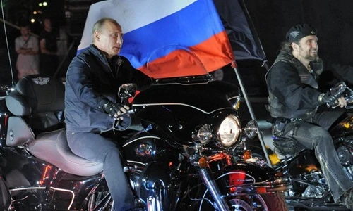 Xem Tổng thống Putin lái mô tô “khủng”
