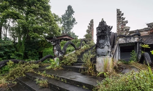 Vẻ đẹp ma mị của khách sạn bị bỏ hoang ở Bali